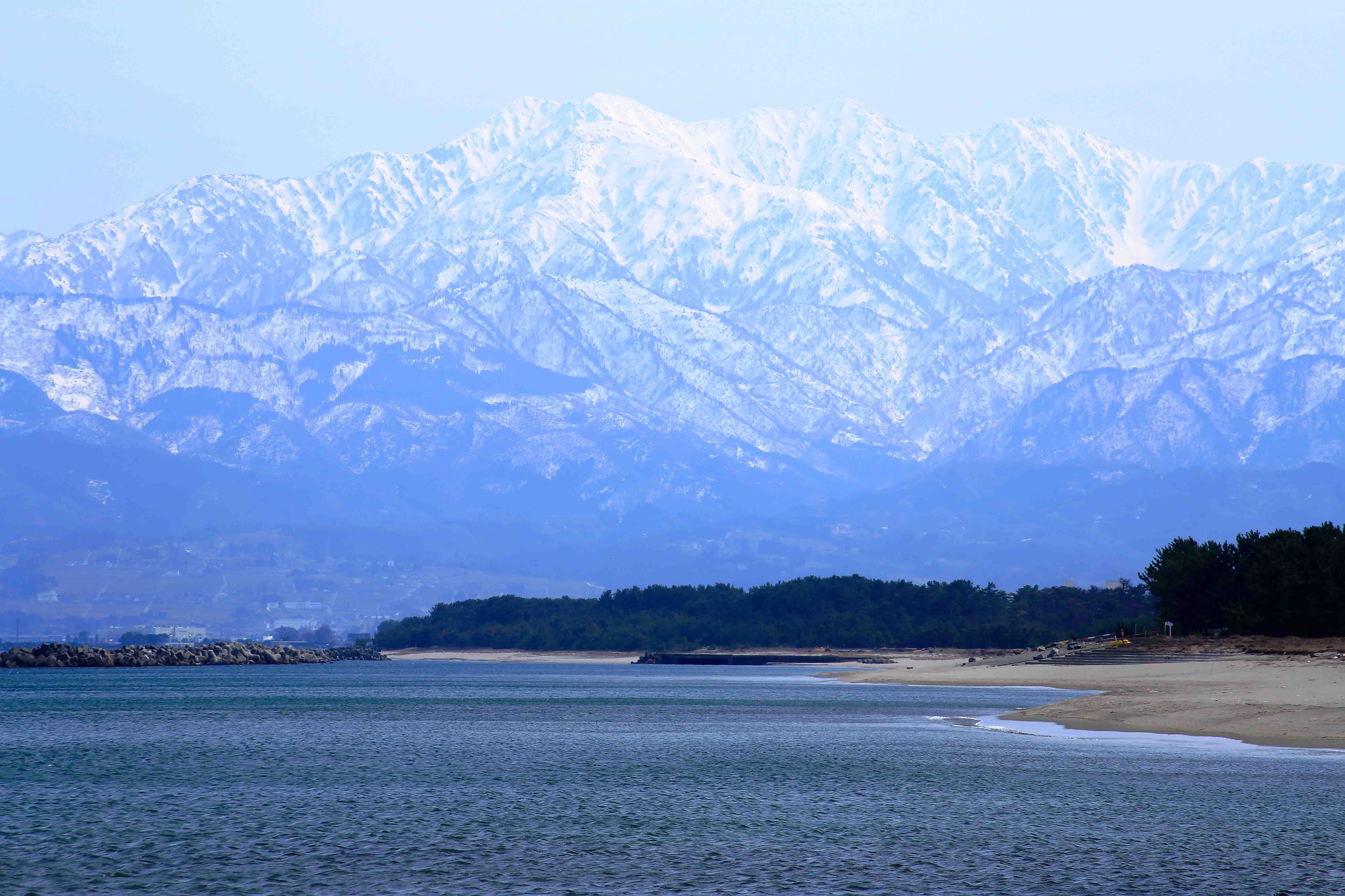 画像2　富山湾と雪の立山連峰（岩瀬浜）