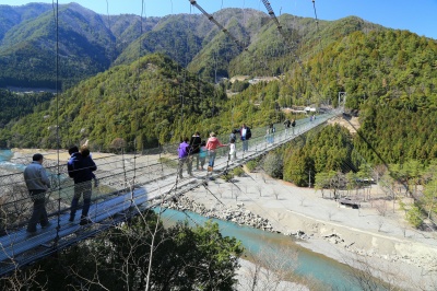 熊野川の上流の十津川に架かる谷瀬の吊り橋の絶景写真。