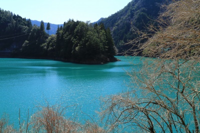 青い色の猿谷貯水池の絶景写真。