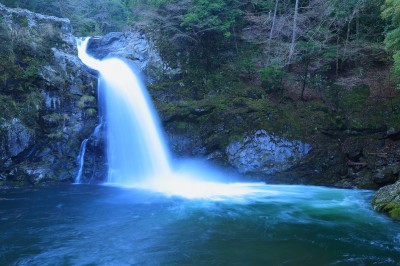 奈良県清納の青く輝く滝
