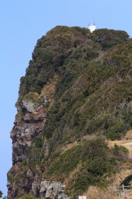 断崖に立つ白い灯台