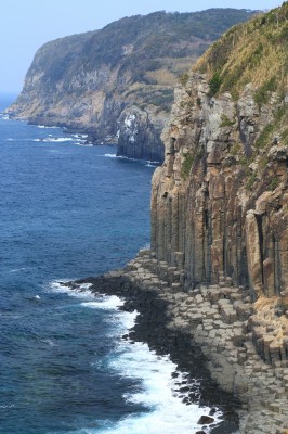 東シナ海に面した柱状節理の断崖の景色