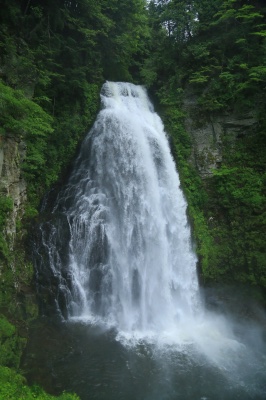 勢いよく流れ落ちる乗鞍三名瀑の一つである番所大滝の迫力ある絶景写真
