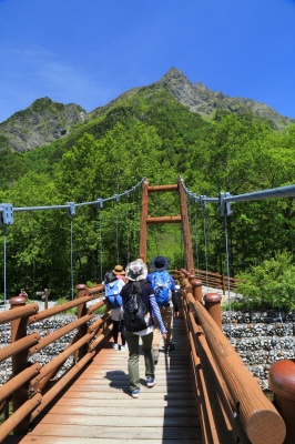 上高地明神橋の絶景写真、明神橋の向こうは明神岳と青空。